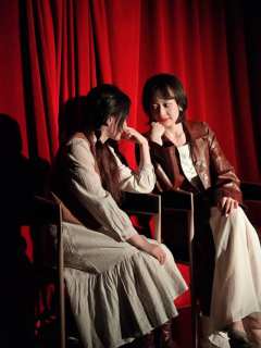 一边喝红酒一边微醺看戏，加上互动位参与感满满， 感觉自己真的