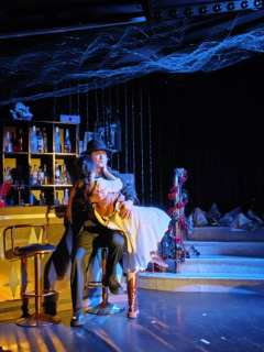 一边喝红酒一边微醺看戏，加上互动位参与感满满， 感觉自己真的