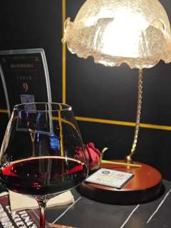 一边喝红酒一边微醺看戏，加上互动位参与感满满， 感觉自己真的