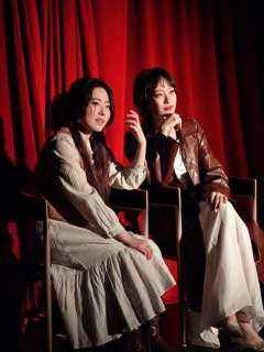 一边喝红酒一边微醺看戏，加上互动位参与感满满， 感觉自己真的