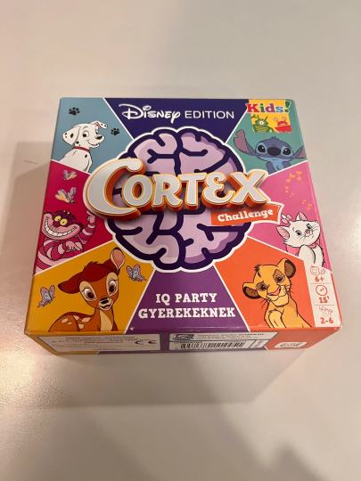 迪士尼版本的胜在有脑，也是我玩过的最简单和儿童向的一个版本。
说是迪士尼版本，但也并非有很丰富的Ip，所有卡牌涉及到的角色就盒子封面上的那几部动画：狮子王、斑点狗、爱丽丝、史迪奇、玛丽猫和斑比鹿（强迫