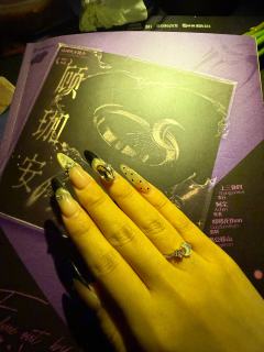 从我们相遇的一刻起,你是我白天黑夜里不落的星。
时间和空间只