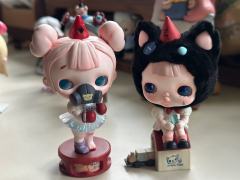 扁扁的脑袋~特别的唇珠~眼睛尤其出彩~很喜欢你~暗黑风格的小