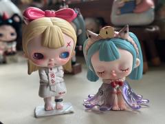 扁扁的脑袋~特别的唇珠~眼睛尤其出彩~很喜欢你~暗黑风格的小