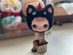 扁扁的脑袋~特别的唇珠~眼睛尤其出彩~很喜欢你~暗黑风格的小