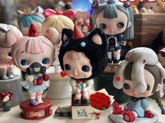 扁扁的脑袋~特别的唇珠~眼睛尤其出彩~很喜欢你~暗黑风格的小