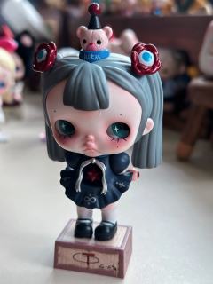 扁扁的脑袋~特别的唇珠~眼睛尤其出彩~很喜欢你~暗黑风格的小