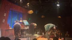 小剧场确实有独特的优势,距离很近,可以更好的感受演员的情感变