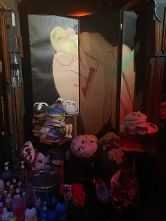 深濑雄彦的忌日当天,身份不明的记者工藤淳一来到松本家的画廊,