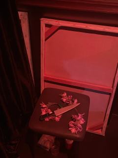 深濑雄彦的忌日当天,身份不明的记者工藤淳一来到松本家的画廊,