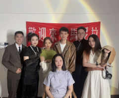 “我要怎么知道你一直都在呢?”
“你会知道的。”
“你看,我