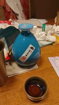 扶起余香藏衣袖,香随风去花满楼。
红颜掩面千杯酒,欲吻朝颜何