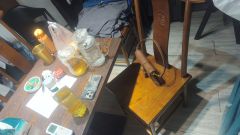 扶起余香藏衣袖,香随风去花满楼。
红颜掩面千杯酒,欲吻朝颜何
