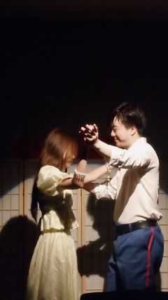 “问菩萨为何倒坐，叹众生不肯回头”
“悄悄是别离的笙箫，而你