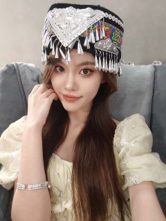 “问菩萨为何倒坐，叹众生不肯回头”
“悄悄是别离的笙箫，而你