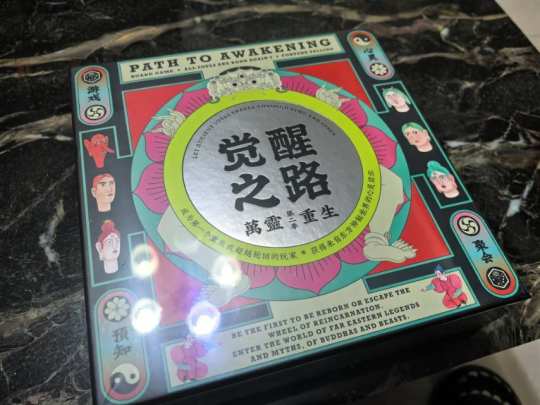生而为人 轮回百转

桌游名：《觉醒之路》
人数：1-4人
类型：毛线
时长：20min-40min
推荐人群：聚会

当你带上手铃，清脆的铃声回响在房间时，游戏就开始了，它带你穿越到一个充满神秘东方