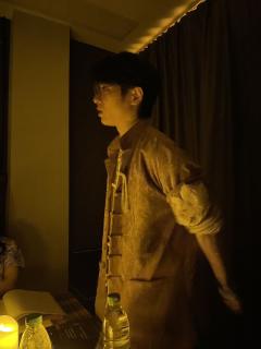 “愿你此生不用颠沛流离，愿你不知什么是战争，愿你一生平安。”