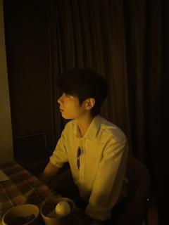 “愿你此生不用颠沛流离，愿你不知什么是战争，愿你一生平安。”