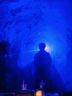 ❄️史书称颂时垂下眉眼，覆于末代掌心的断纹。
❄️并排书写的