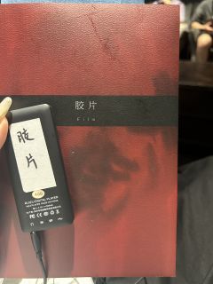 不论我们的爱情可以用多少负面词汇来形容
我们都是天生一对那样