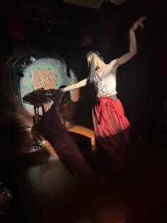 💧人生虽如朝露凄凄
然爱与恨，喜与悲皆随心        