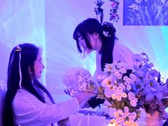 “这世上一定会有很多人爱我。我可能，也会爱上很多人。”

水