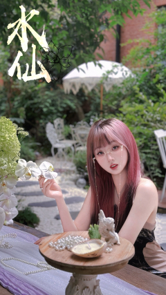 我是纳西索斯，还是那一汪湖水？

“你爱上镜花水月反射的卖弄