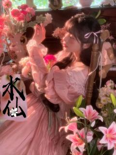 “你爱上镜花水月反射出的卖弄”
“所以我到底是纳西索斯，还是