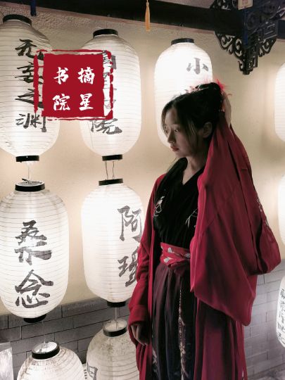 重庆远征军专门去长沙打摘星。
车队配置：6个重庆小伙伴+一个武汉小伙伴（黑衣）+拼的长沙本地小姐姐（紫衣）。

《摘星书院》
🎬类型：情感、沉浸、古风、交互演绎、超级实景
🕰时长：12h
🦉人数：4男