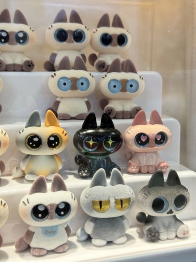 有点不太理解，拍的散盒异色款都凑齐了，为什么普款没齐？是搭配随机么 ，然后就是瑕疵好多啊，虽然很可爱🤨