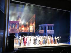 这次的中文版音乐剧改编方面比较特别的在于加重了列文和吉蒂这条