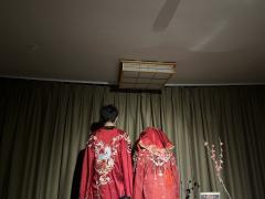 爹爹曾说过“这世间人最该期盼的是今日的酒与明日的太阳。”
所