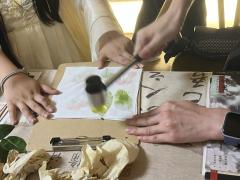 爹爹曾说过“这世间人最该期盼的是今日的酒与明日的太阳。”
所