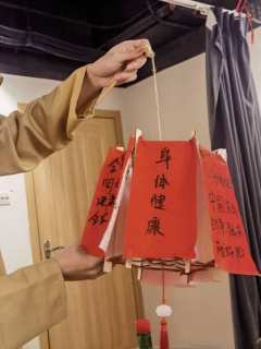 “原来懂事的孩子也会有糖吃”
其实我什么都知道,我也不再是个