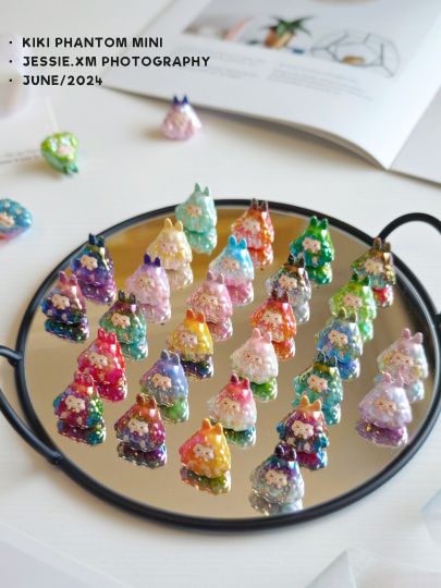 这波色彩算是让KIKI幻影玩明白了！
炫彩缤纷、梦幻闪耀的KIKI MINI盲袋怎么摆好看？
镜子、圆形或者长方形都可！
感觉直边直角的镜子更好摆！
就按数量整齐排放就很好看了！
其次就是立体相框了，