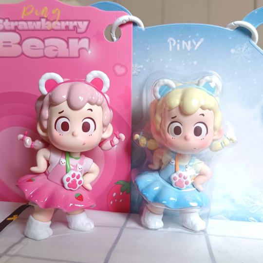 好可爱！！！不舍得拆开包装怎么办！！！
强烈推荐放肆生长家的piny和花卷！！！

也是从上海cts上认识的新ip，当时看到的是图四那样的。

这次是冲着北京玩心展上放肆生长piny盲盒去的，结果因为