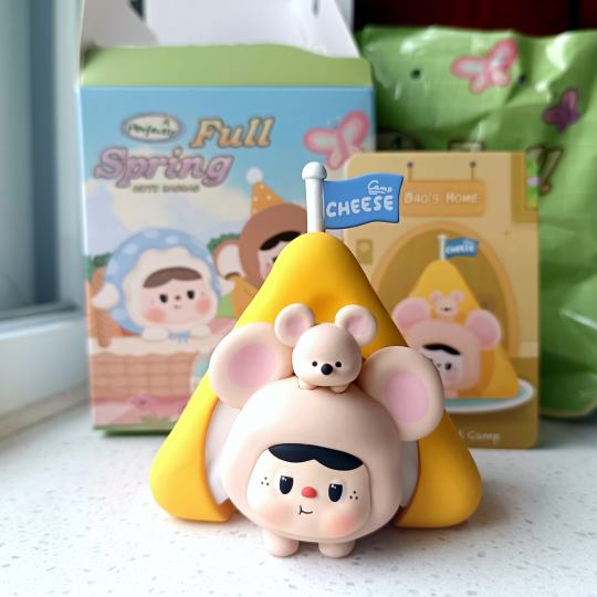 饱饱二代 有饱饱的春天刚刚好系列  
起司岛露营记摇盒手感：

 是重量梯队的 158g左右 整个系列最轻的是香蕉摇摇乐，最重的是心愿茶壶，起司重量仅次于心愿茶壶。

上下左右算是顶盒  前后能晃动 