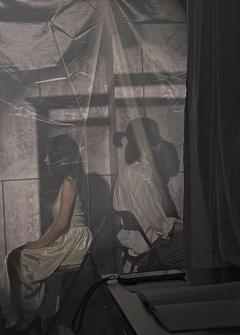 我们高喊无爱者自由，眼睛却看向被爱的人。我只是个俗人。

它