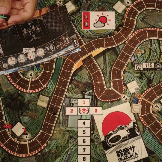 这个游戏其实之前就有玩过。那时候刚发行，非常火爆。个人觉得这个游戏对赛车的模拟是相当到位的。即使是不懂赛车的人也能从这个里面感觉到争分夺秒的紧张。游戏非常简单，手中一直保持七张手牌。然后你可以选择去改