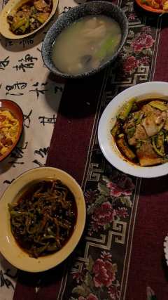 从文笔剧情泪点三个角度来看：
文笔比上不足比下有余。中规中矩