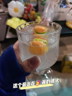 季风吹过橘色的海,星月是无法言说的爱。
【四目相对的一瞬间,