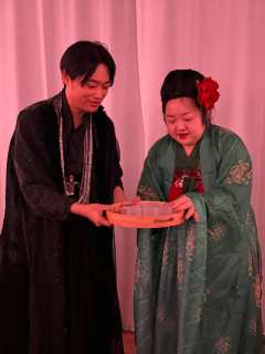 “他看过你所有的结局,他也甘愿为你付出一切”
“是非对错从来
