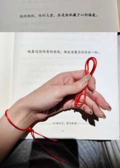 “他看过你所有的结局,他也甘愿为你付出一切”
“是非对错从来