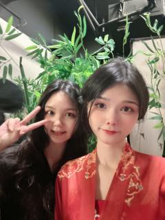 阿巴阿巴，我好单纯，太花了，这样的恋爱我没谈过。
阿巴阿巴，