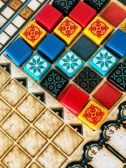 工作之余想放松放松心情，来一局花砖物语~玩硬核之后想轻松一下，来一局花砖物语~朋友推新，来一局花砖物语~花砖是一款风靡全球的聚会小游戏，他让很多设计师懂得什么叫真正的明智是做减法。我相信许多人的第一款