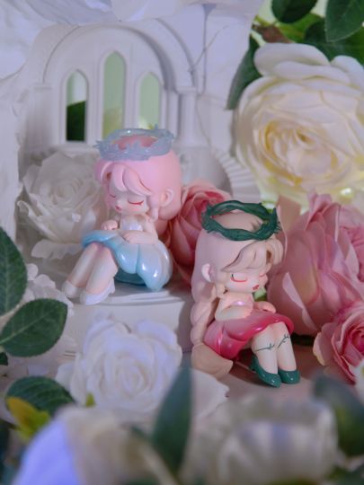 Anita冰雪花园和沉睡花园姐妹也美得太超过了吧！沉睡花园娇嫩欲滴，冰雪花园仙气十足，各有各的美，真的太爱了！闭眼坐姿一整个梦幻童话氛围感感拉满，半透明的荆棘头冠超级好看，带珠光细闪的花朵裙子更是绝美