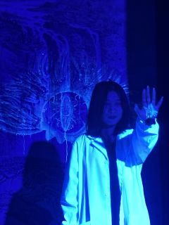 这个痛苦又令人留念的梦,
以千分之一秒的速度消散了。
📒