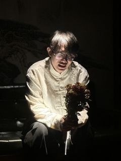 这个痛苦又令人留念的梦,
以千分之一秒的速度消散了。
📒