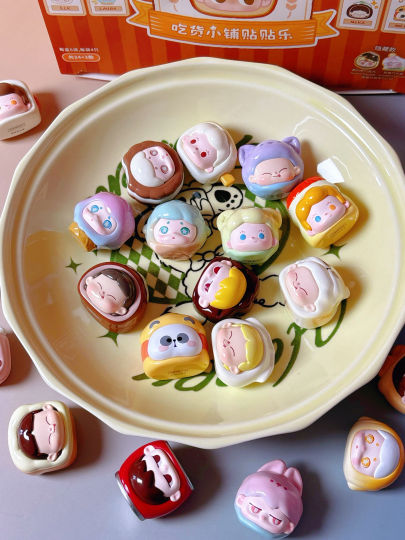 美食已下锅这么多IP，这么多美食😋你们还能找到可爱的小耙吗？那么小耙来考考你们☺️吃货小铺中有几款小耙美食？「吃货小铺贴贴乐」（图片来自小红书博主@蓝 拍摄）