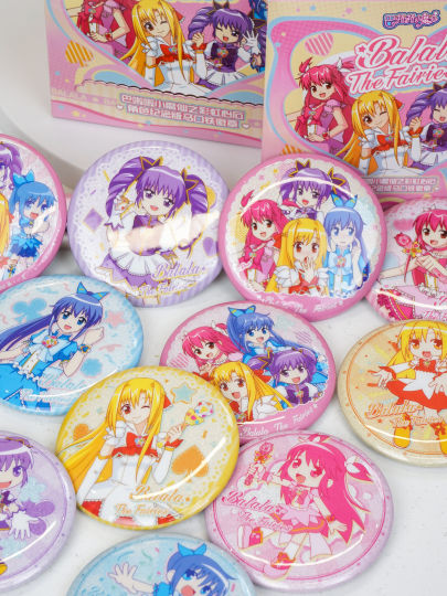 巴啦啦小魔仙徽章✨新品上线‼️
终于等来啦！
『巴啦啦小魔仙之彩虹心石角色纪念版马口铁徽章』
✔️售价：9.9/袋
✔️款式：全系列10常规款➕1隐藏款
一端10个不重复！每小包含双闪徽章1个！！
银